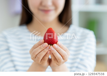 いちごを食べる若い女性 129347538