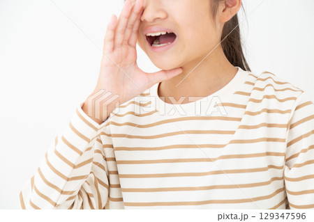 応援をする中学生の女の子 129347596