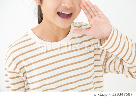 応援をする中学生の女の子 129347597