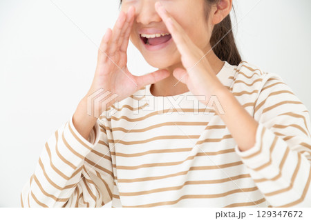 応援をする中学生の女の子 129347672