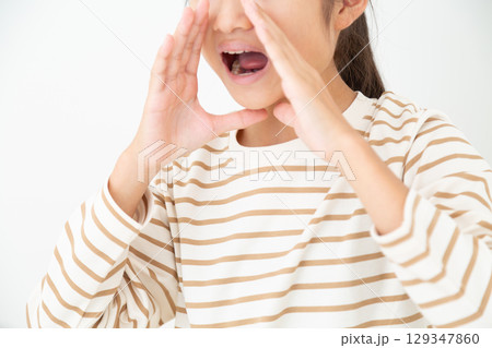 応援をする中学生の女の子 129347860