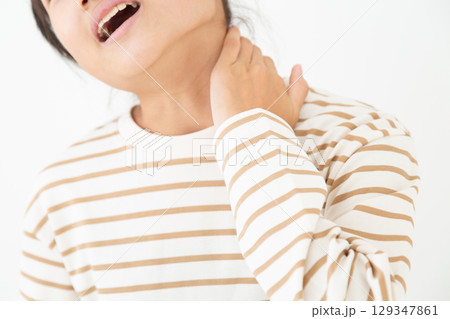 首の痛みに苦しむ中学生の女の子 首の痛みに苦しむ中学生の女の子 129347861