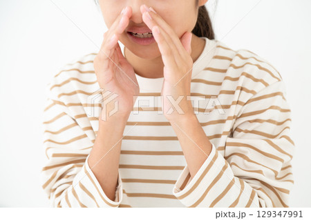 内緒話をする中学生の女の子 129347991