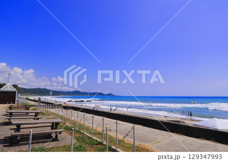 千葉県南房総市の和田浦海水浴場の青い海と青い空 129347993