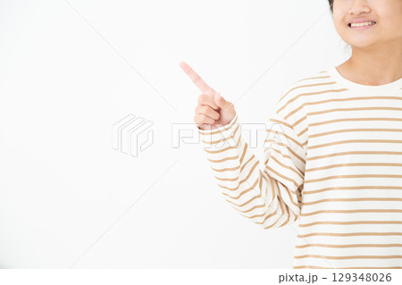 指差しをする中学生の女の子 指差しをする中学生の女の子 129348026