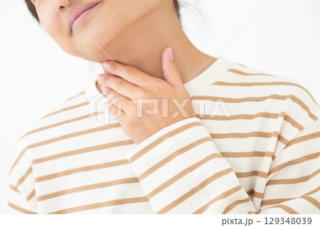 喉の痛みに苦しむ中学生の女の子 129348039