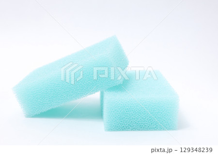 スポンジ、台所、食器、食器洗い、水仕事、食事、洗剤、泡、水、家事、食べ物、水道、清潔、日用品、掃除 129348239