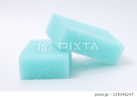 スポンジ、台所、食器、食器洗い、水仕事、食事、洗剤、泡、水、家事、食べ物、水道、清潔、日用品、掃除 129348247