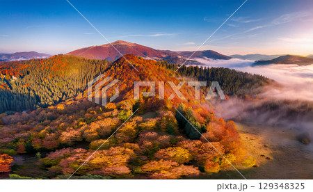 秋の紅葉に染まる雄大な山々 129348325