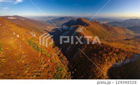 秋の紅葉に染まる雄大な山々 129348328