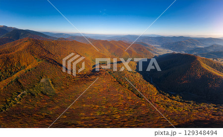 秋の紅葉に染まる雄大な山々 129348494