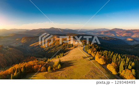 秋の紅葉に染まる雄大な山々 129348495