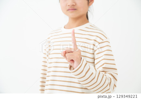 人差し指を立てる中学生の女の子 129349221