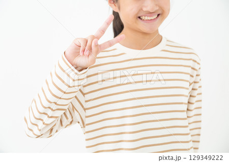 笑顔でピースサインをする中学生の女の子 笑顔でピースサインをする中学生の女の子 129349222