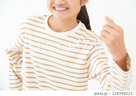 ガッツポーズをする中学生の女の子 129349223