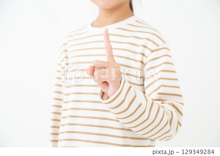 人差し指を立てる中学生の女の子 129349284
