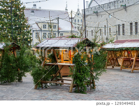 Christmas market stalls with festive lights and decorations in Tallinn old town Christmas market stalls with festive lights and decorations in Tallinn old town 129349401