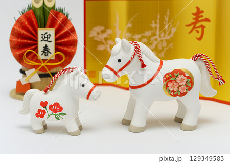 迎春を祝う白馬の親子と華やかな正月飾り 迎春を祝う白馬の親子と華やかな正月飾り 129349583