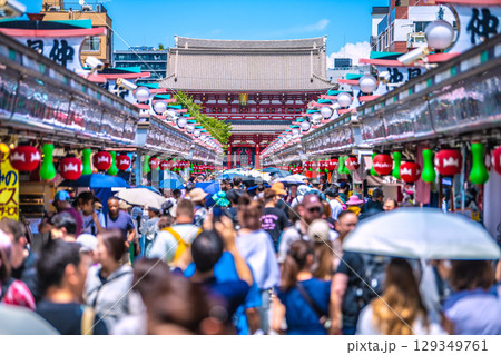日本の東京都市景観8月8日。猛烈な暑さ…インバウンド続く…まるで異国…外国人観光客らで大混雑の浅草寺 129349761