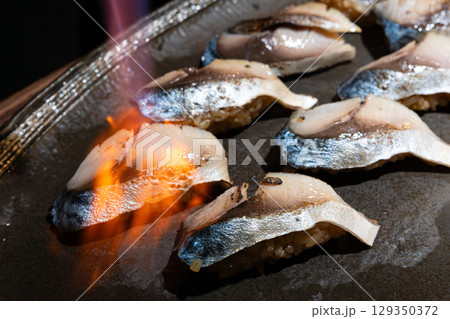 しめ鯖の炙り寿司 129350372