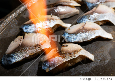 しめ鯖の炙り寿司 129350373