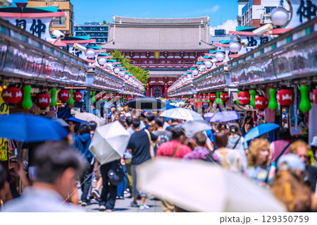 日本の東京都市景観8月8日。猛烈な暑さ…インバウンド続く…まるで異国…外国人観光客らで大混雑の浅草寺 129350759