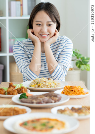 ダイエットの若い女性 129350972