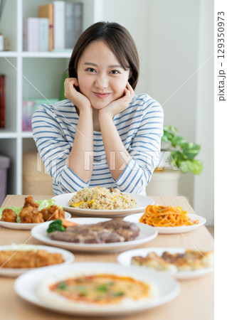 ダイエットの若い女性 ダイエットの若い女性 129350973