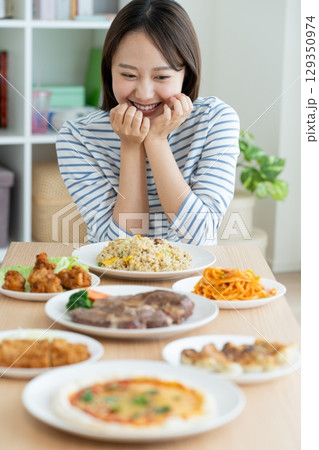 ダイエットの若い女性 129350974
