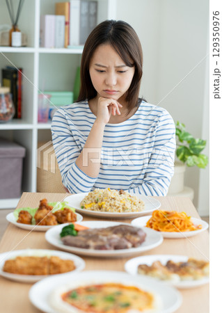 ダイエットの若い女性 ダイエットの若い女性 129350976