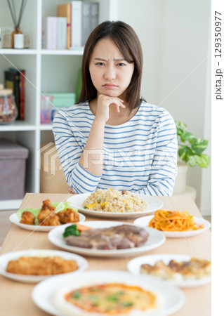 ダイエットの若い女性 ダイエットの若い女性 129350977