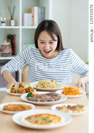 ダイエットの若い女性 ダイエットの若い女性 129350978