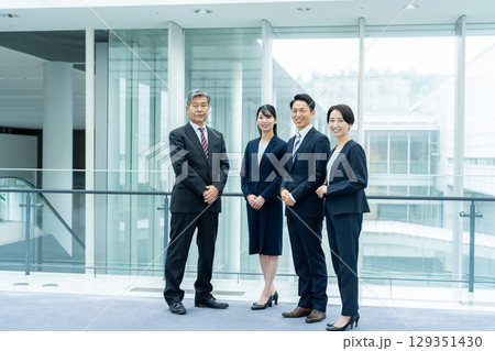 ロビーに立つビジネスパーソン 129351430