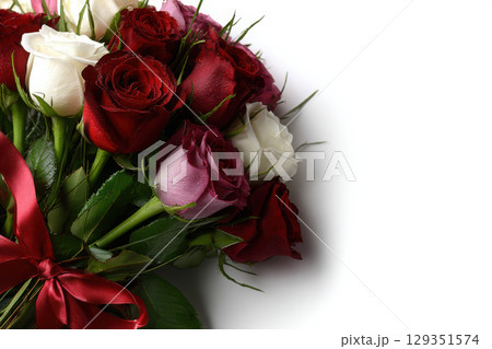 Elegant bouquet of mixed roses tied with a luxurious ribbon 129351574