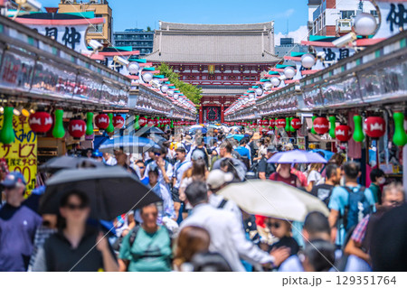 日本の東京都市景観8月8日。猛烈な暑さ…インバウンド続く…まるで異国…外国人観光客らで大混雑の浅草寺 129351764