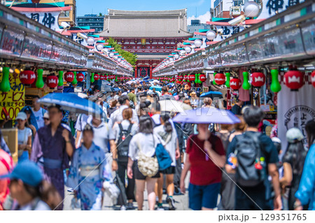 日本の東京都市景観8月8日。猛烈な暑さ…インバウンド続く…まるで異国…外国人観光客らで大混雑の浅草寺 129351765