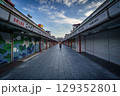開店前の仲見世通り｜浅草寺の朝の風景 129352801