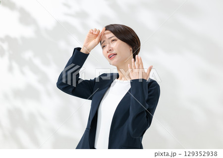 暑がるビジネスウーマン 129352938