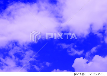 雲のある青空(壁紙素材) 雲のある青空(壁紙素材) 129353530