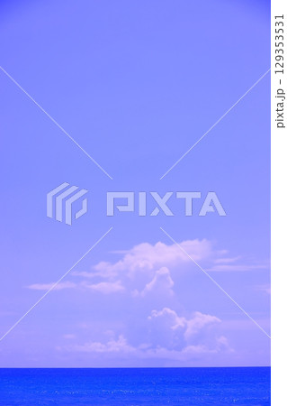 千葉県南房総市和田町の青い海と空(壁紙素材） 129353531