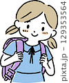 ランドセルを背負う女の子 129353564