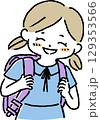 ランドセルを背負う笑顔の女の子 129353566