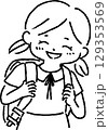 ランドセルを背負う笑顔の女の子 129353569