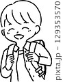ランドセルを背負う笑顔の男の子 129353570