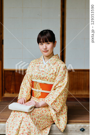 縁側で静かに佇む着物姿の女性 129353590