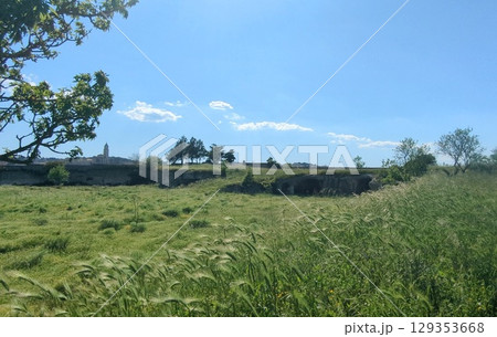 イタリアの青空と草原｜ヨーロッパの田舎の自然風景 129353668
