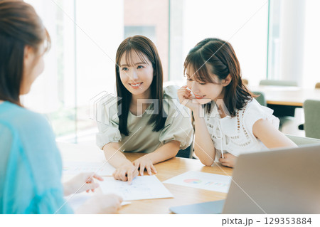 打ち合わせをする女性チーム　　　　　　 129353884