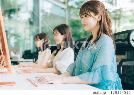 授業でパソコンを使う大学生 129354516