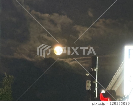 月明かりの灯った夜の風景 月明かりの灯った夜の風景 129355059