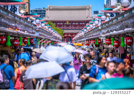 日本の東京都市景観8月8日。猛烈な暑さ…インバウンド続く…まるで異国…外国人観光客らで大混雑の浅草寺 129355227